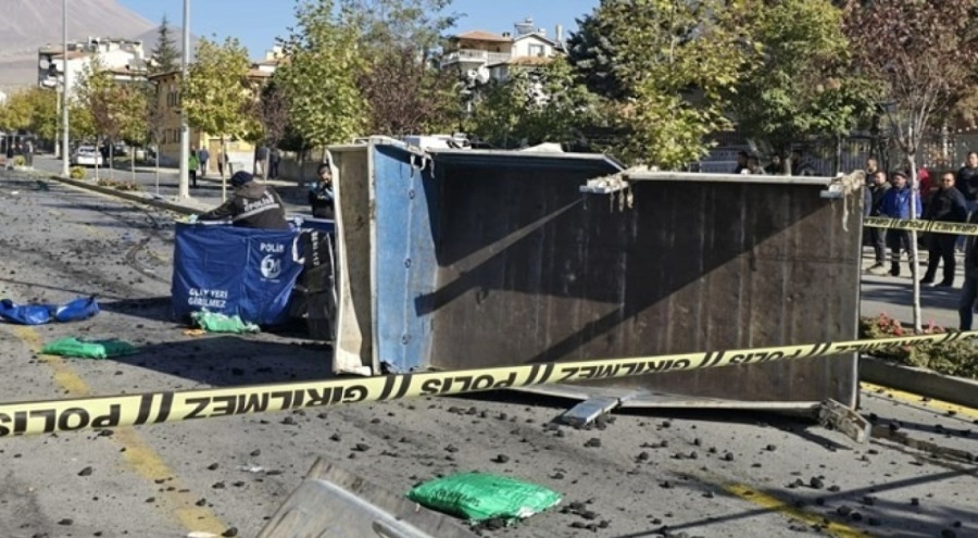 Kamyon otomobile çarptı: 1 ölü, 6 yaralı