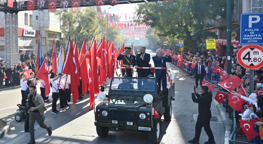 Cumhuriyet coşkusu Bursa'nın dört bir yanını sardı!