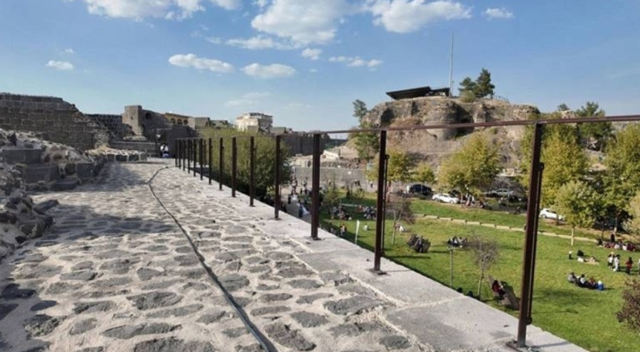 Diyarbakır'da tarihi surlardan düşen çocuk hayatını kaybetti