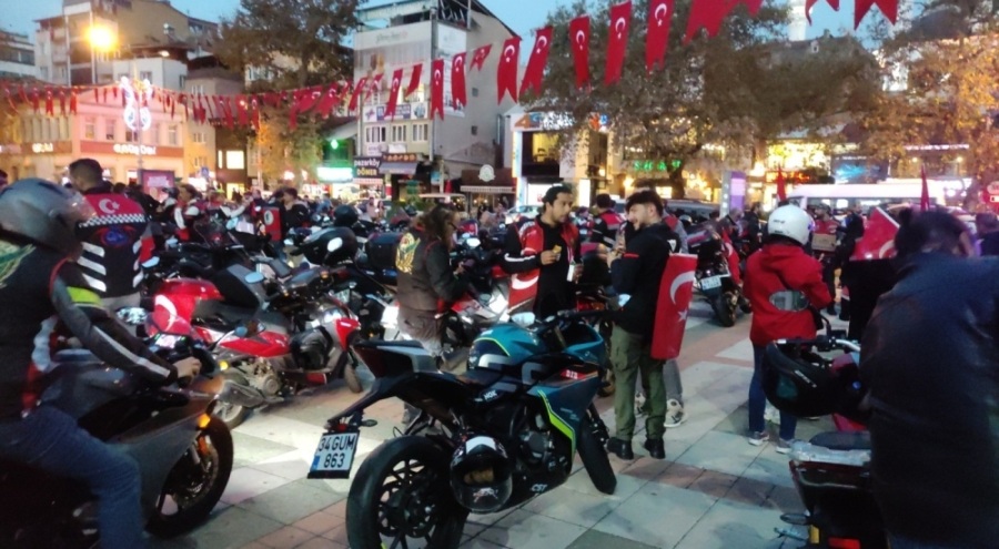 Bursa'da motorculardan Cumhuriyet Korteji