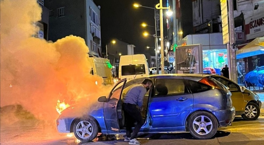 Cep telefonunu almak için alev alev yanan aracın içine girdi