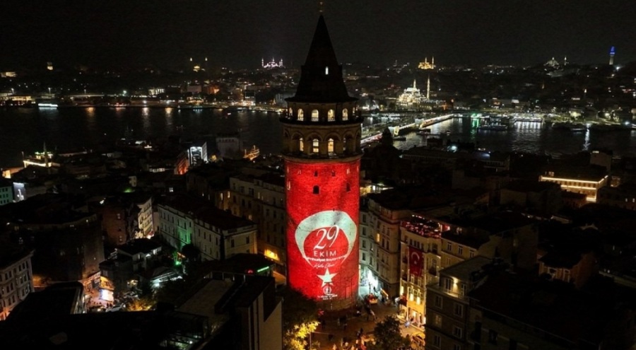 Galata Kulesi'ne Türk Bayrağı yansıtıldı