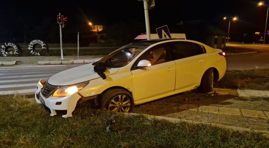 Otomobil kaldırımına çıktı: 2 yaralı