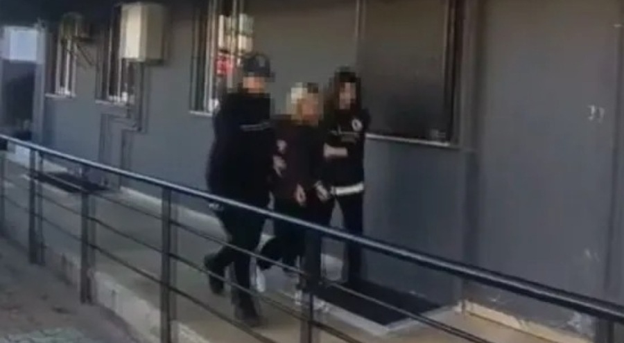 Genç kız babasını bıçaklayarak öldürdü