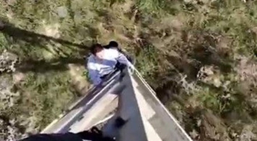 Gençlerin elektrik hattındaki tehlikeli oyunu