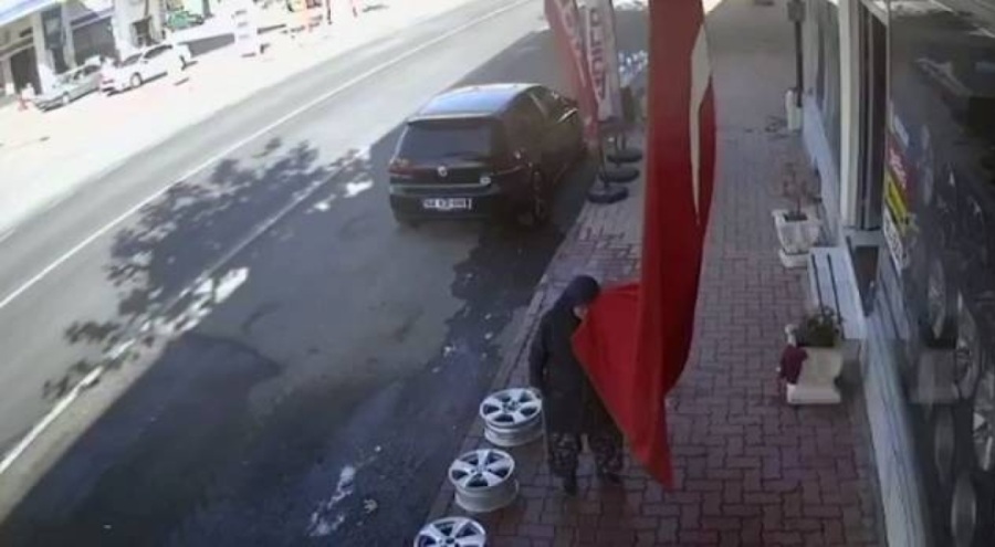 Bastonlu kadının iş yeri önündeki Türk bayrağını öptüğü anlar kamerada