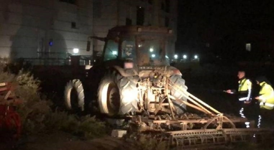 Alkollü sürücü traktörle 18 araca çarptı!