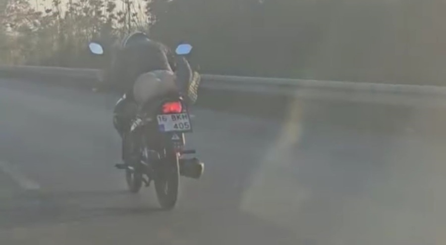 Bursa'da motosikleti yatarak kullanan sürücü kamerada