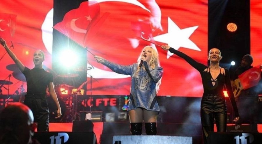 Ece Seçkin'in ceketinde '6284' yazması dikkat çekti