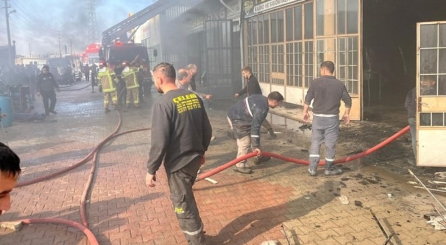 Sanayi sitesinde çıkan yangında 5 dükkan zarar gördü