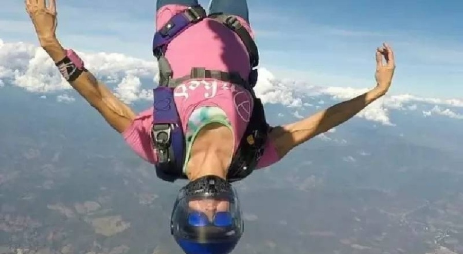 Paraşütü açılmayan kadın yere çakılarak can verdi