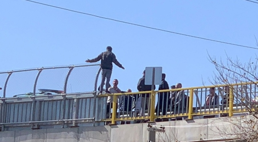 Üst geçitte intihar girişiminde bulundu