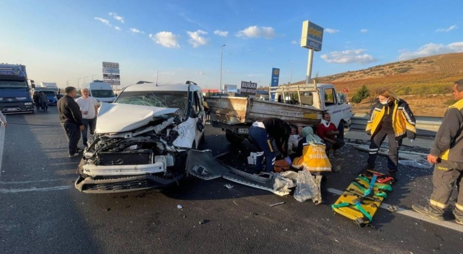 Ticari araç kamyonete arkadan çarptı!