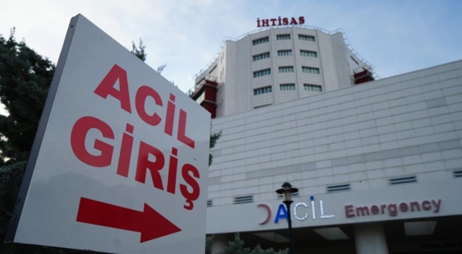 Oğlu tarafından boynundan ve göğsünden defalarca bıçaklandı