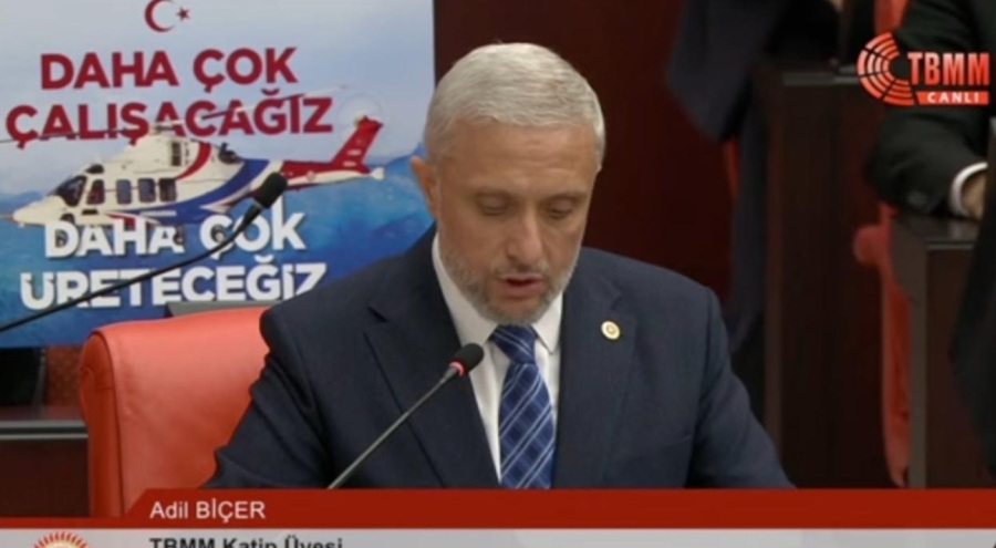 TBMM Genel Kurulu'nda, 'Daha çok çalışacağız, daha çok üreteceğiz' pankartlı mesaj