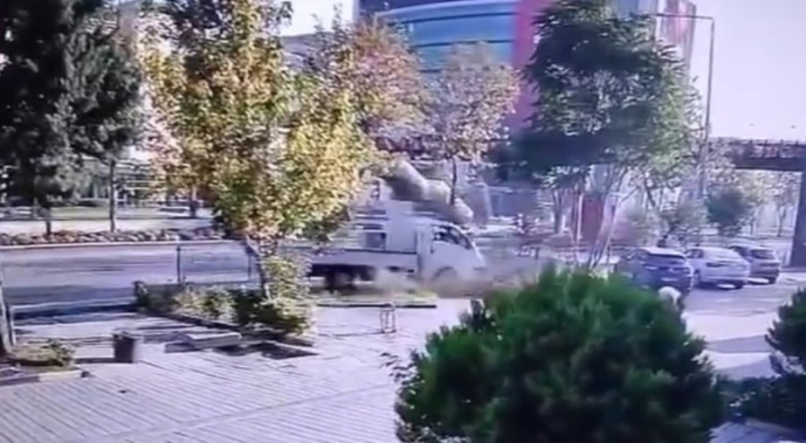Bursa'da bir otomobil kamyonete çaptı! Kamyonet yayaların yürüdüğü kaldırıma böyle savruldu