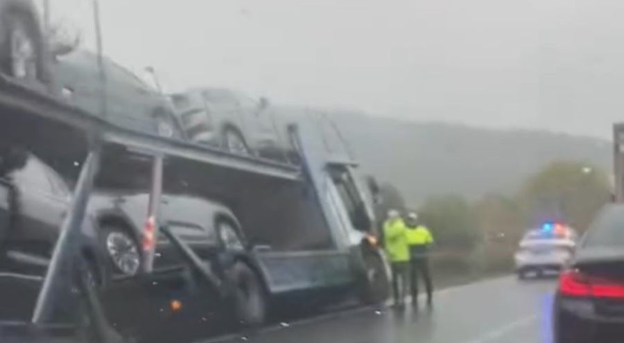 Bursa'da TOGG yüklü tır yol kenarına savruldu!