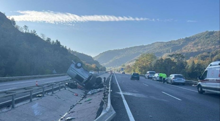 Kontrolden çıkan otomobil orta refüje çarparak takla attı