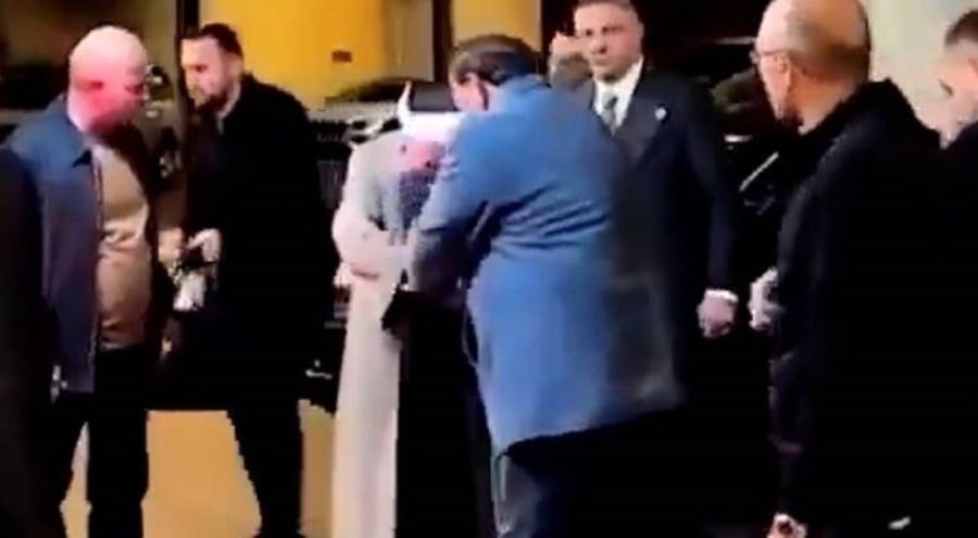 Cübbeli Ahmet,  Alaattin Çakıcı'nın elini öptü