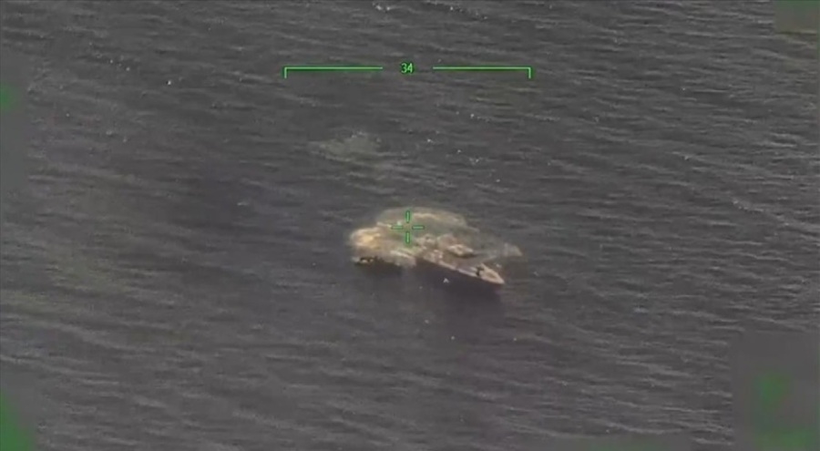 Yunanistan'ın denize bıraktığı bottaki göçmenleri Türkiye kurtardı