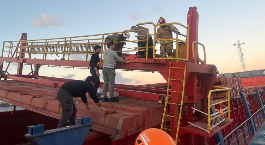 Demirli gemide vinç devrildi, 3 mürettebat yaralandı