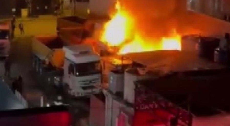 2 hafriyat kamyonu alev alev yandı