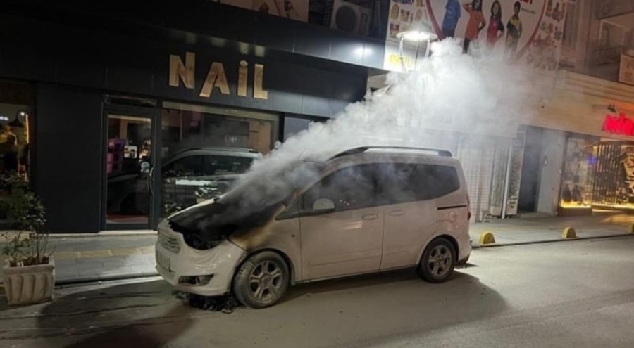 Park halindeki araçta yangın!