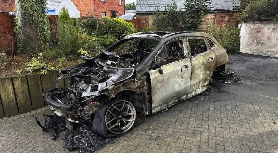 Elektrikli Mercedes şarj olurken bomba gibi patladı!