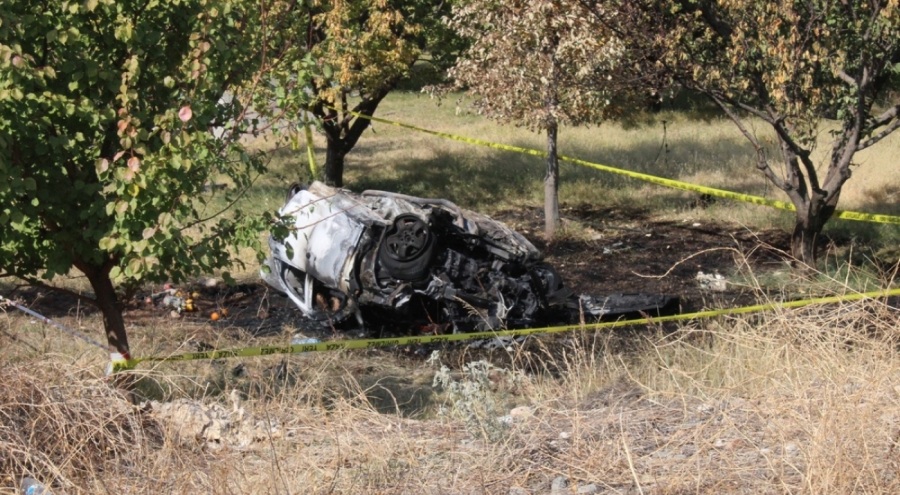 Devrilip alev alan otomobildeki kişiler öldü!