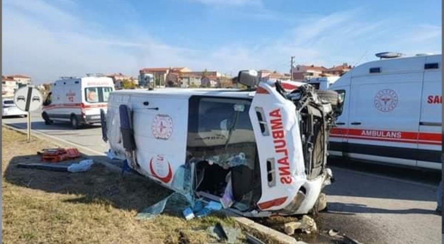 Ambulansla otomobil çarpıştı! 3'ü sağlık çalışanı, 7 şahıs yaralandı