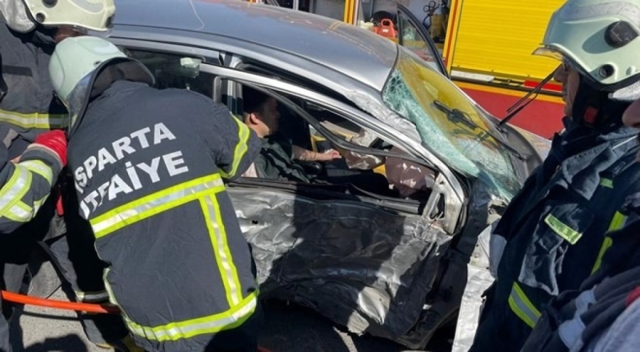 Kontrolden çıkan otomobil elektrik direğine çarptı: 2 yaralı