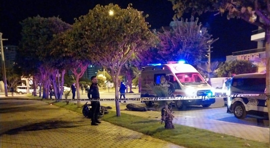 Motosiklet ağaca çarptı! Kazada can verdiler