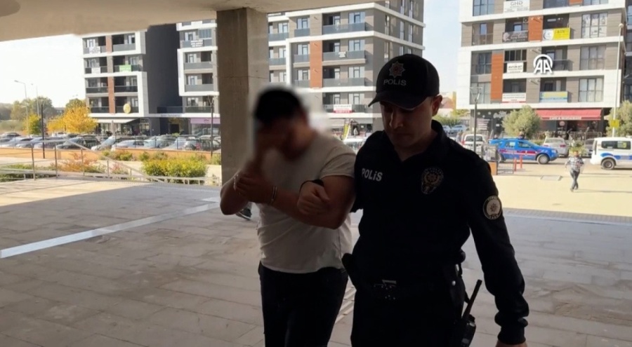 Giydikleri kostümlerle vatandaşları korkutan 2 zanlıya gözaltı