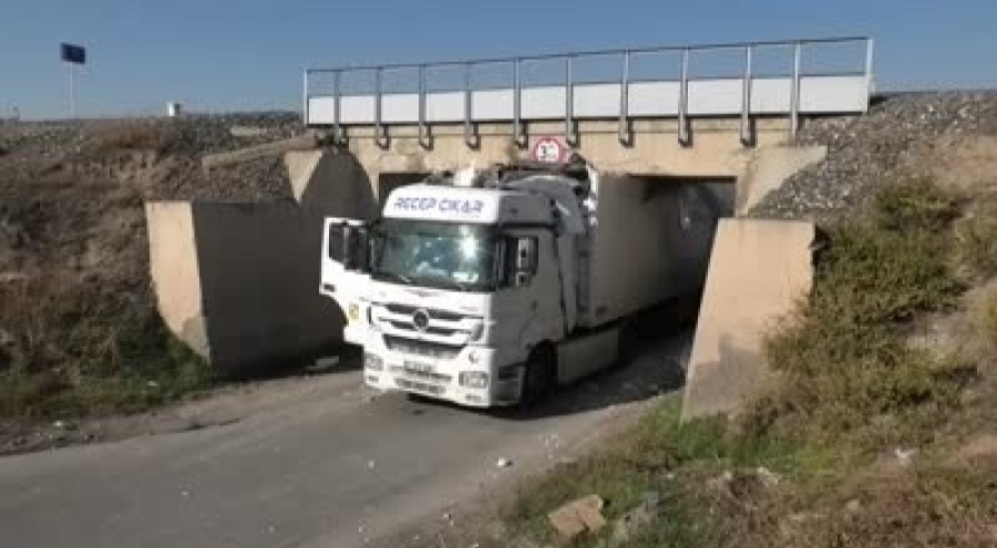 Köprü altında sıkışan tır için kurtarılma çalışmaları başlatıldı