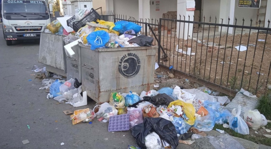 Temizlik işçilerinden grev kararı! Sokaklar çöp yuvasına döndü