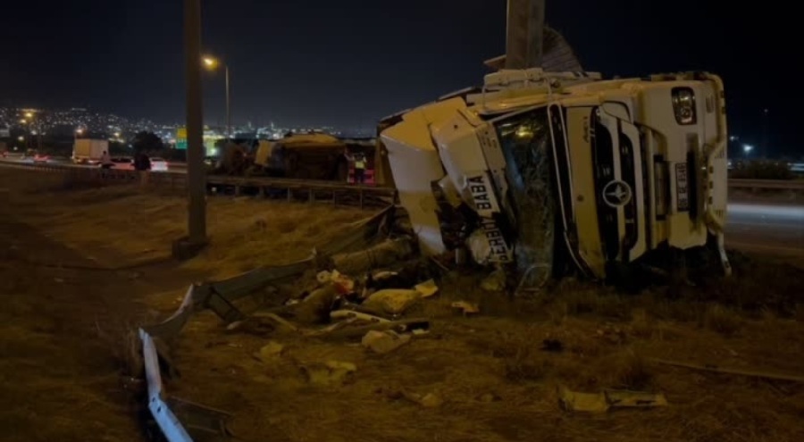 Otomobil taşıyan tır devrildi!