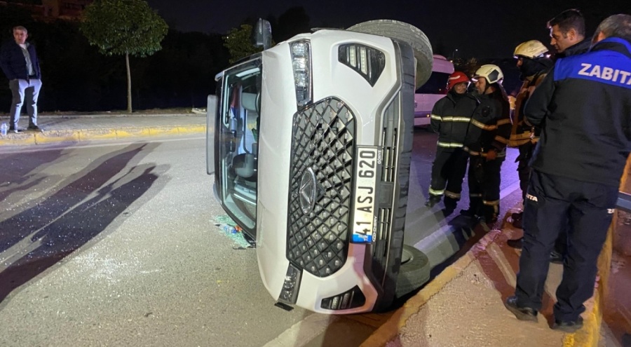 Alkollü sürücünün kullandığı cip elektrik direğine çarpıp yan yattı: 2 yaralı