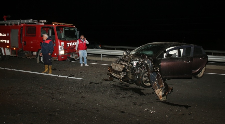 Düğünden dönenlerin taşındığı kamyonete otomobil çarptı!