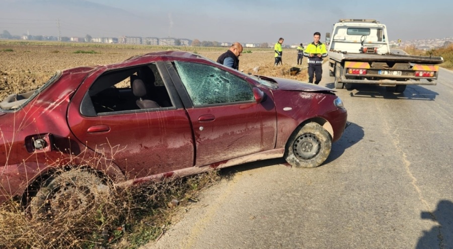 Bursa'da devrilen otomobilin sürücüsü yaralandı