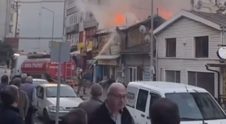 Bursa Mudanya'da tek katlı dükkan alev alev yandı
