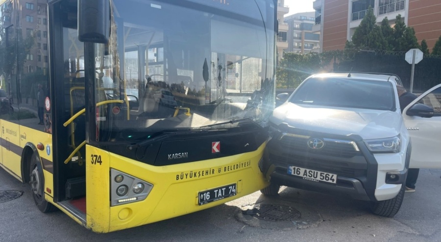 Bursa'da belediye otobüsü kamyonetle çarpıştı! 1 yolcu yaralandı