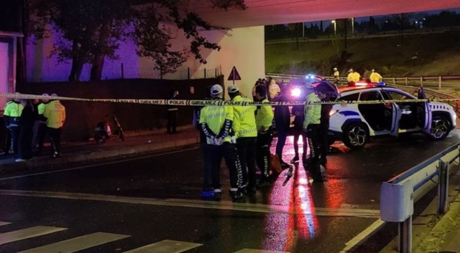 Kazaya müdahale eden trafik ekibine İETT otobüsü çarptı: Bir polis şehit oldu