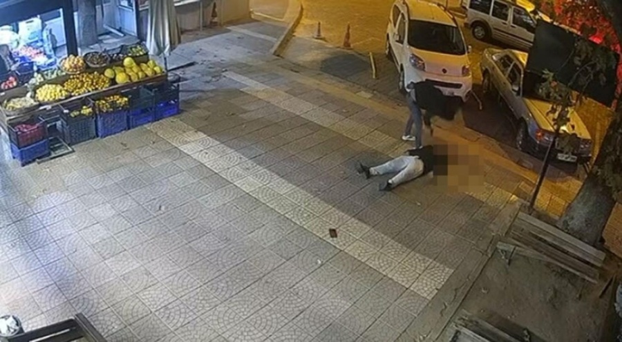 Sokak ortasında vahşet! Husumetlisini kurşunladı ardından defalarca silahının kabzasıyla kafasına vurdu
