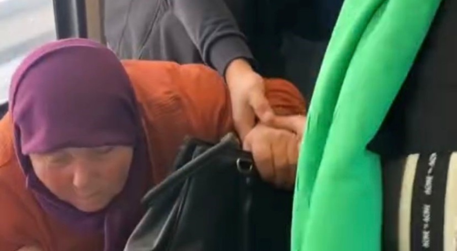 Bursa'da yaşlı kadın toplu taşımada yer alamayınca baygınlık geçirdi