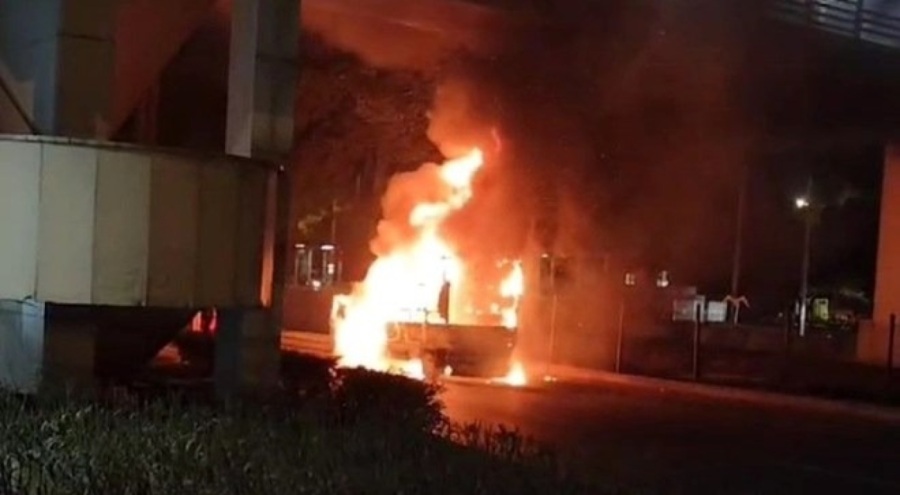 Seyir halindeki kamyonet alev aldı