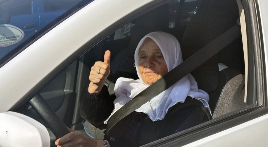 76 yaşında kadın ehliyet aldı, sürücü koltuğuna geçti: "Azmin elinden hiçbir şey kurtulmaz"