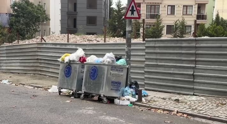 Kartal'da işçilerin eylemi sebebiyle biriken çöplere vatandaş tepki gösterdi