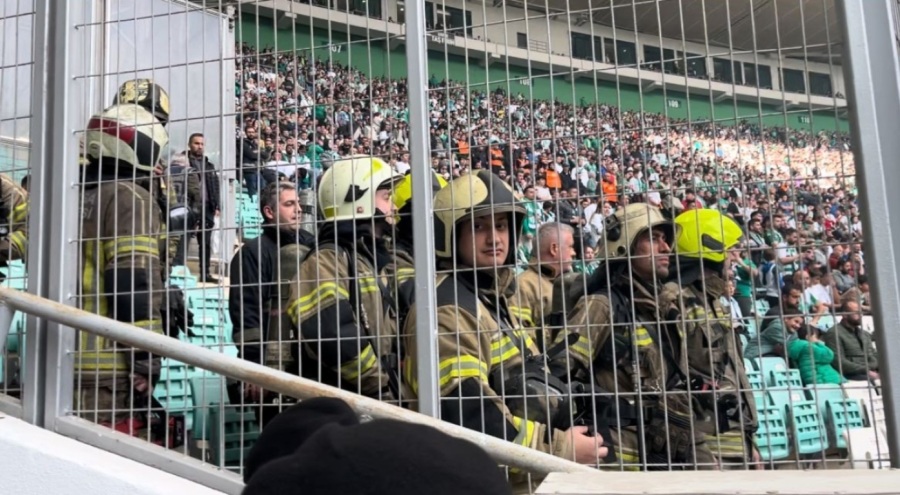 Yaklaşık 40 bin taraftarın izlediği Bursaspor maçında korkutan yangın paniği