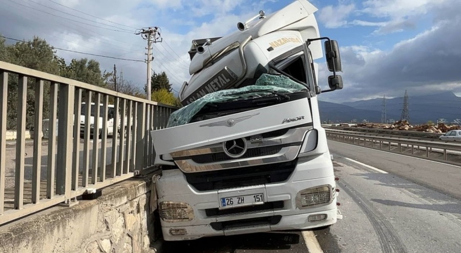 Kamyonun sıkıştırıp yoldan çıkarttığı tır, beton bariyerlere çarptı
