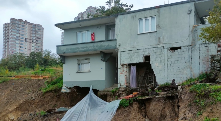 2 katlı binanın temel kısmında toprak kayması